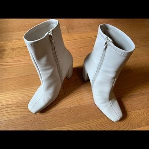 Steve Madden ankle boot. Bone color.